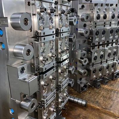 Componentes de molde preformado de PET personalizados. Herramientas de precisión para moldeo por inyección.